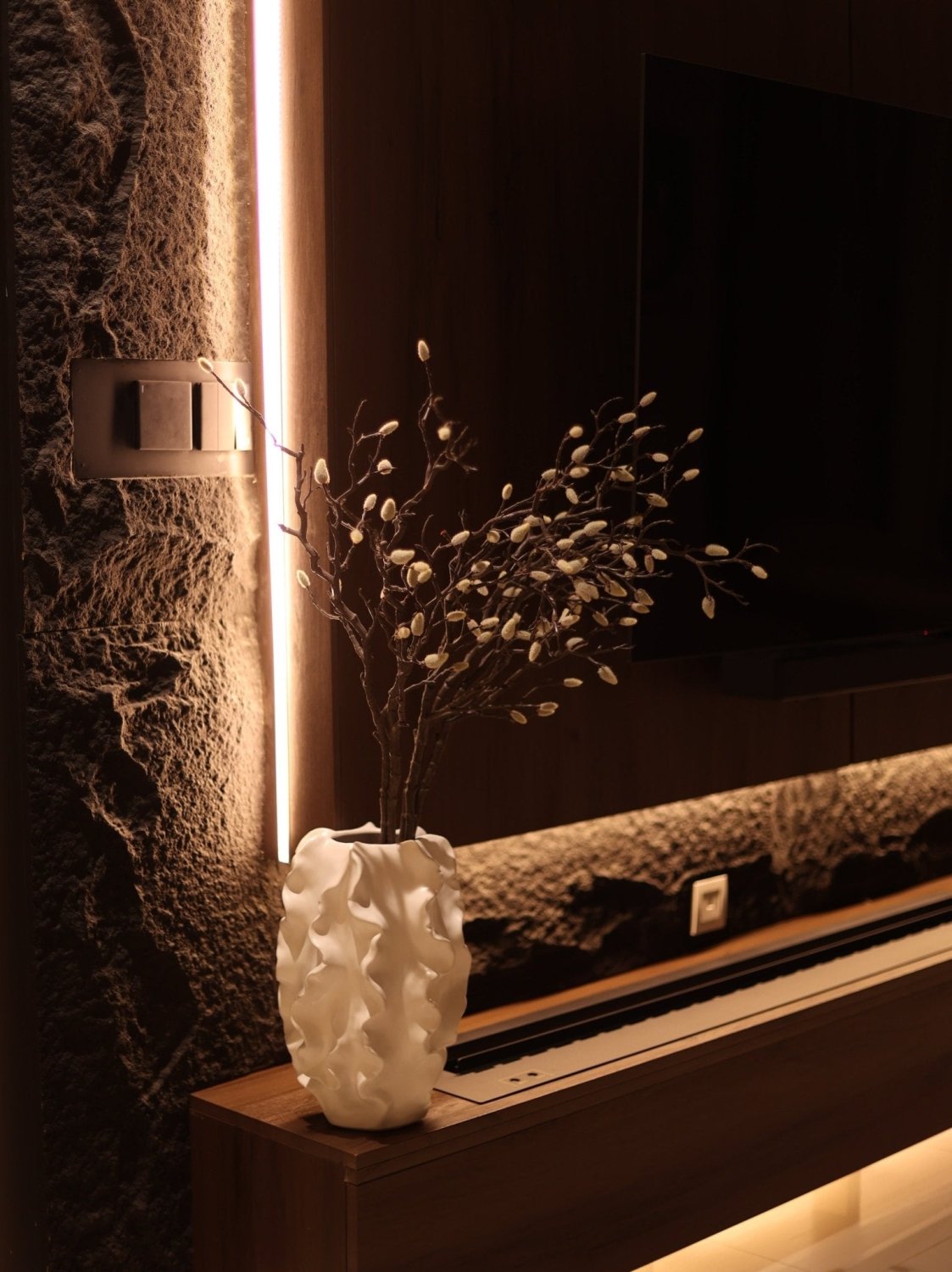 Ondara Bianca white ceramic vase with hand-carved waves